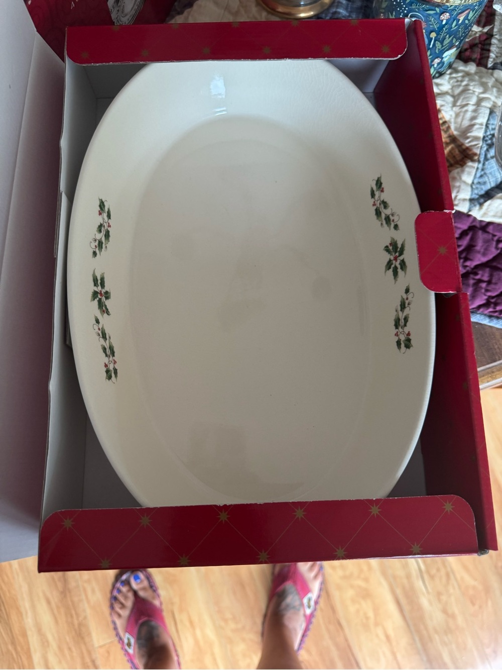 Festive Ceramic Serving Platter with Holly Motif - White and Green